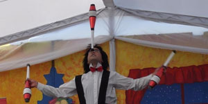 Un malabarista sorprende a tu público. No lo puedes dejar de solicitar Payasos, Malabaristas, Magos, ilusionistas, artistas trapecistas, Contorsionistas, Equilibristas, Traga espadas, escupefuego