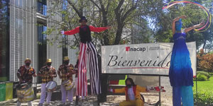 Nada mejor que una buena recepción en tu fiesta magos, bandas de música, mimos, todo para recibirte en la puerta