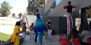 Sorprende e impresiona a los más bajitos con un zanquista picardia, emoción y todo el impacto de zanquistas en tu fiesta